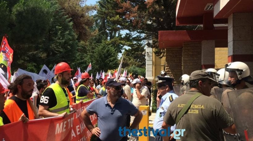 Θεσσαλονίκη: Μπογιές στο Γ’Σώμα Στρατού πέταξαν μέλη του ΠΑΜΕ